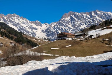 ev dağlarda kar altında, kışın Avustralya 'da.
