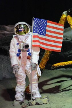 Apollo 11 'le aya ilk ayak basışı 1963' te.