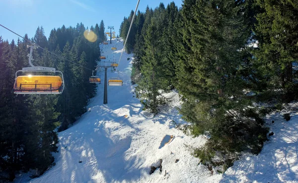 Seggiovia Con Neve Alberi Sotto Blu Del Cielo Soleggiato Austria — Foto Stock