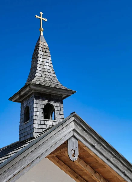 Iglesia en el sol de nieve debajo de un cielo azul — Foto de Stock