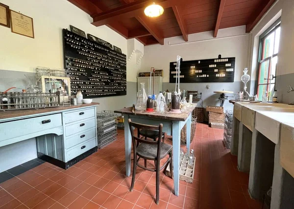 Hollanda 'da tipik bir Hollanda köyü evi.