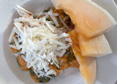 kavun ıspanaklı risotto ve Hollanda peyniri rendelenmiş.