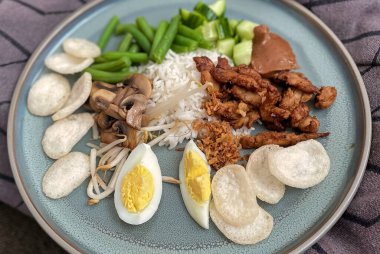 Amsterdam 'da bir tabakta doğadan yiyecek topluyorum.