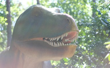 Dinozorlar Amsterdam 'da ormanda yakınlaşır.