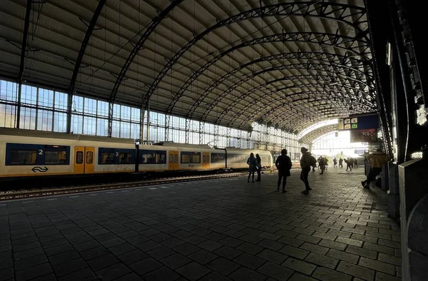 Haarlem Bahnhof Bei Sonnenuntergang Mit Menschen Und Zügen Niederlande — Stockfoto