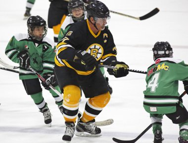 Boston bruins mezunlar hokey oyunu ray bourque çocuklar