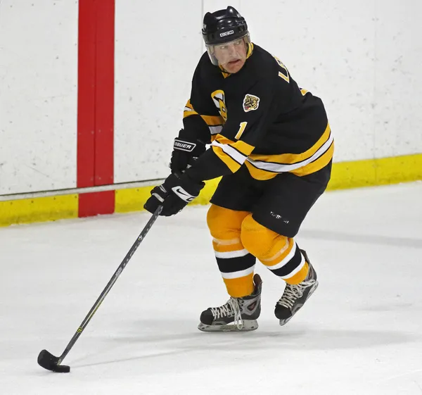 Boston bruins absolventů hokejové hry reggie lemelin bruslení — Stock fotografie