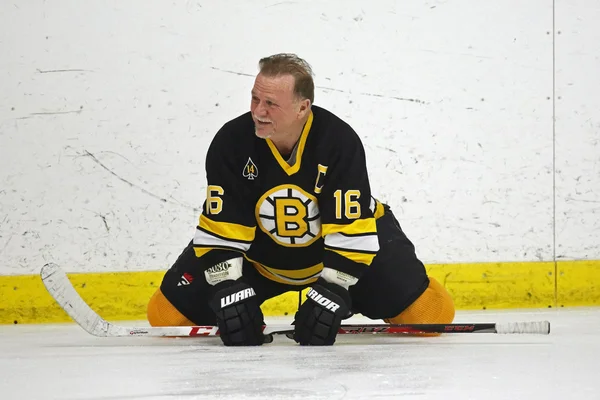 Хоккейная игра выпускников Boston Bruins Rick Middleton Stretches — стоковое фото