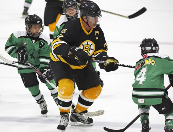 Boston bruins öregdiák jégkorong játék ray bourque gyerekek Jogdíjmentes Stock Képek