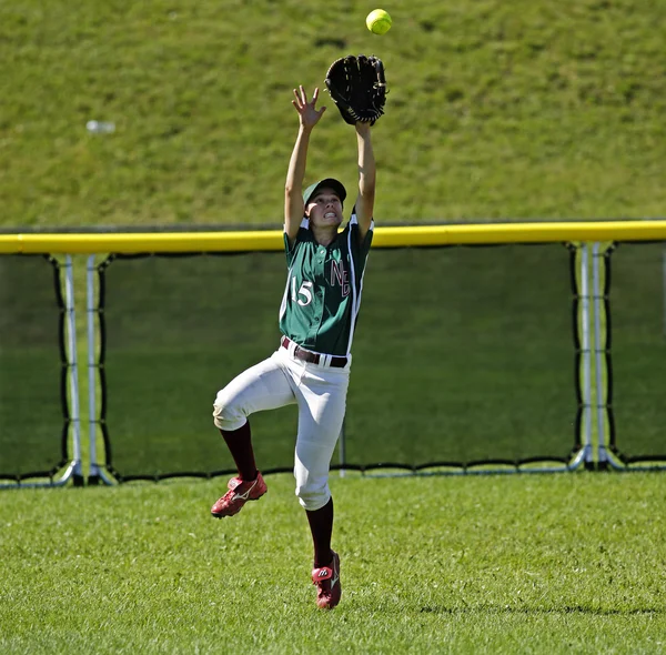 Jocuri canada softball femeie prinde mingea în aer liber — Fotografie, imagine de stoc