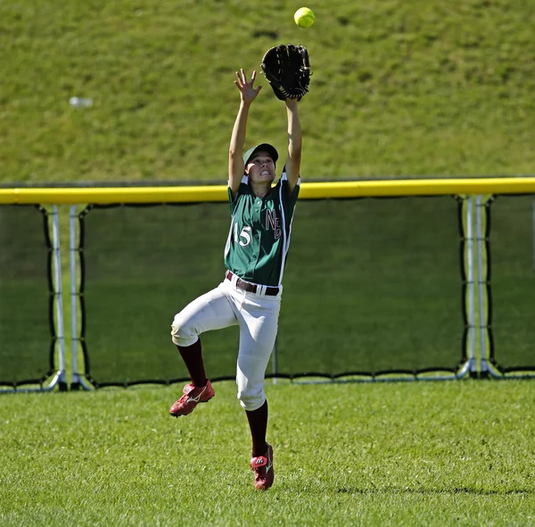Canada jogos softball mulher pegar bola outfield Fotografias De Stock Royalty-Free