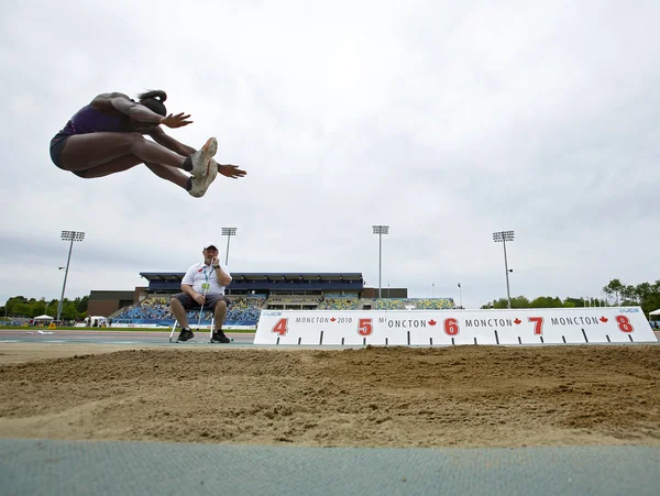 Salto in lungo donna atleta cielo canada — Foto Stock