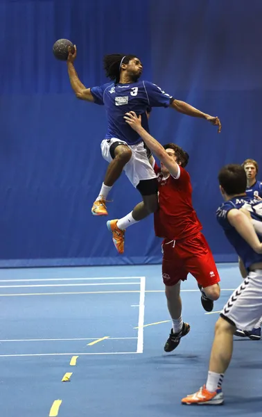 Handebol equipe homem salto tiro — Fotografia de Stock