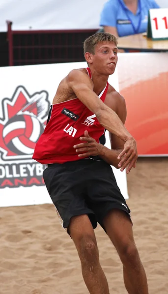 拉脱维亚沙滩排球男子击中球 — 图库照片
