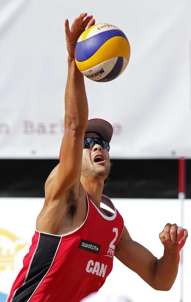 Kanada beachvolleyboll mannen tjäna bollen — Stockfoto