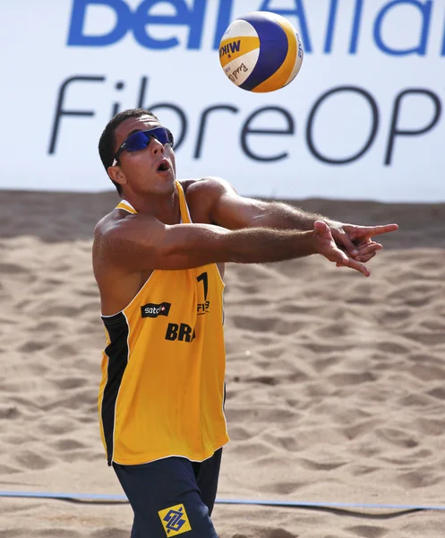 Brésil balle de volley-ball de plage homme — Photo