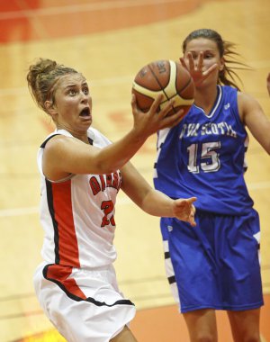 ontario basketbolcu topu ateş eder.