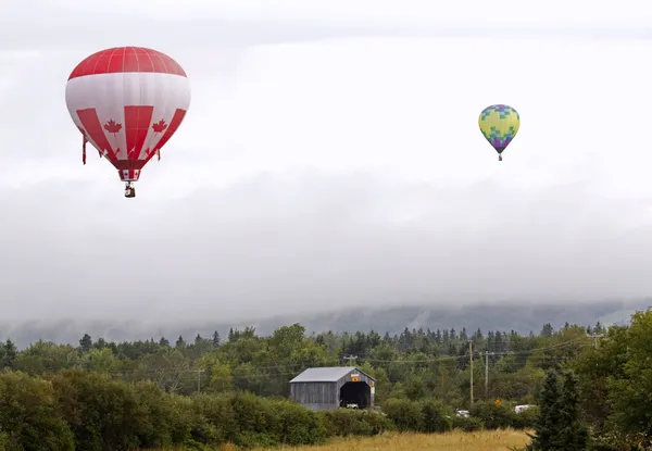 Bunte Luftballon überdachte Brücke — Stockfoto