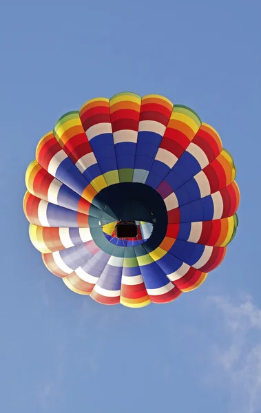 Ballon coloré ciel bleu vers le haut — Photo