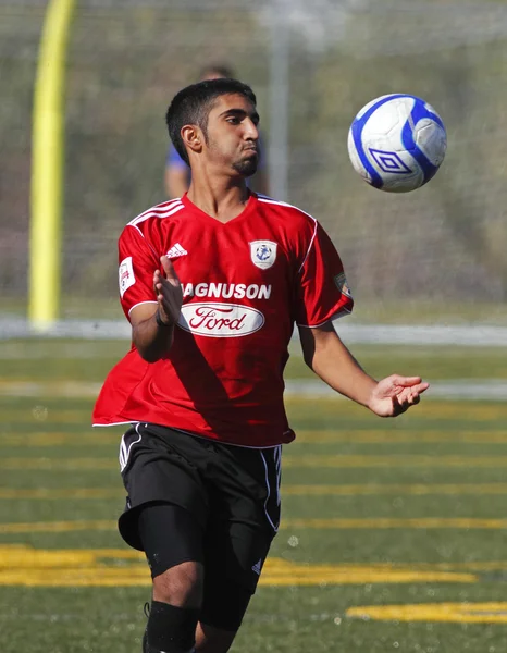 Canada fútbol jugador pecho pelota — Foto de Stock