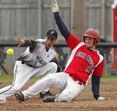 Fastpitch softball erkekler slayt atmak
