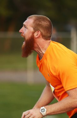 cirit atma adam atlet bağır