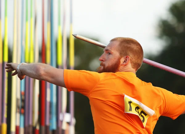 投げ槍投げる目的のオスの運動選手 — ストック写真