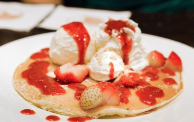 strawberris ile Pancakes