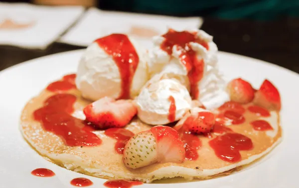 Pannenkoeken met strawberris — Stockfoto