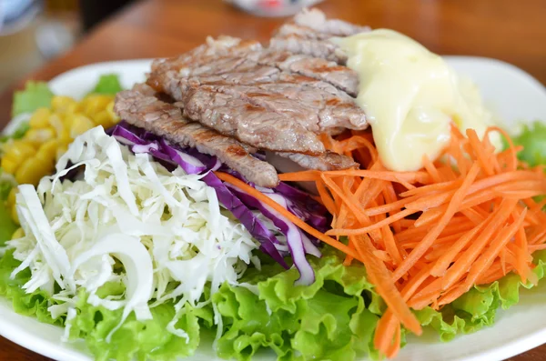 Salat und Rindfleisch — Stockfoto