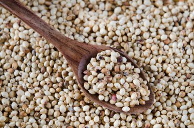 darı tahıl kaşık ile