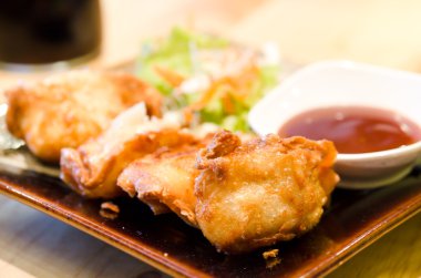 derin kızarmış mantı