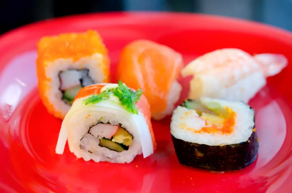 Sushi på tallrik — Stockfoto