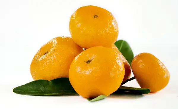 Naranja con hojas — Foto de Stock