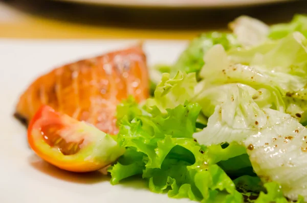 Salad and fish — Stock Photo, Image