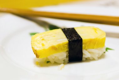 tamago yaki suşi