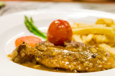 biftek plaka üzerinde