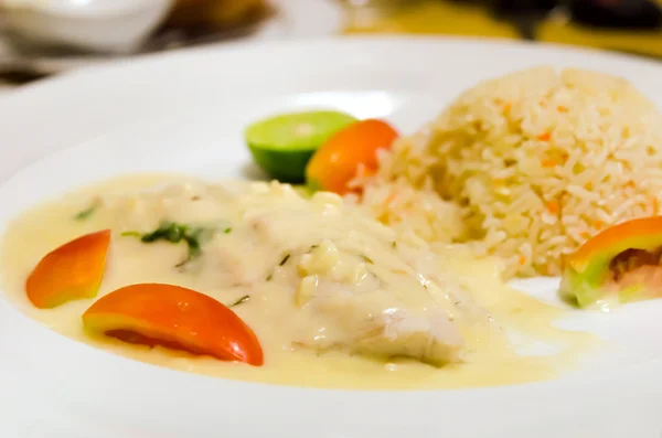 Рыбное блюдо и рис — стоковое фото