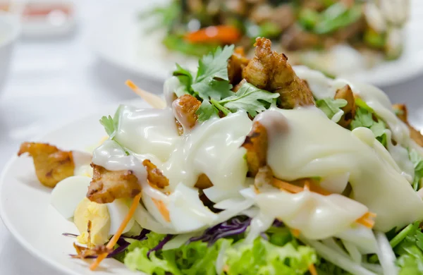 Caesar-Salat und Sahnesoße — Stockfoto