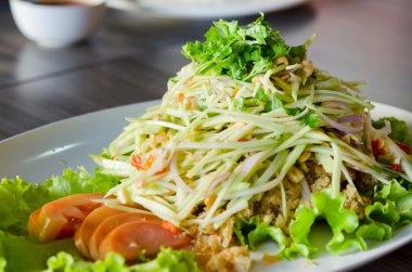 Baharatlı çıtır catfish salata