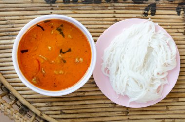 Kırmızı köri ve pilav şehriye