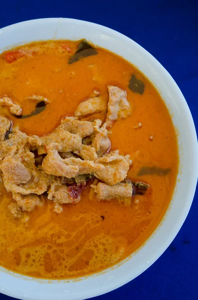 Rotes Curry auf blauem Hintergrund — Stockfoto