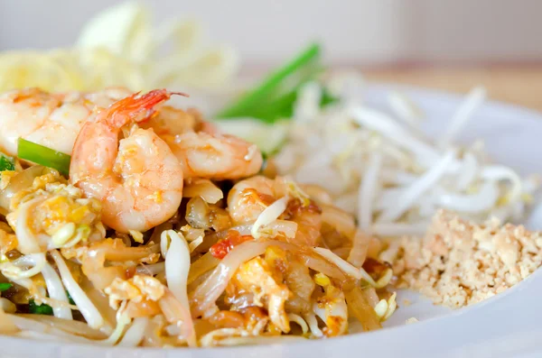 Fideos en plato blanco — Foto de Stock