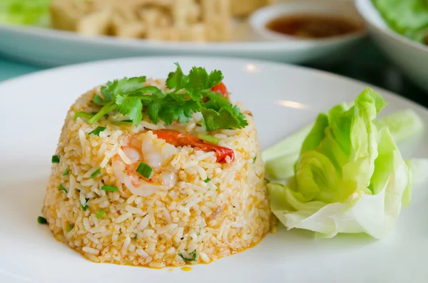 Arroz frito en plato blanco —  Fotos de Stock