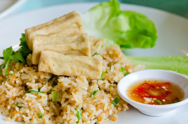 Smažená rýže a tofu — Stock fotografie
