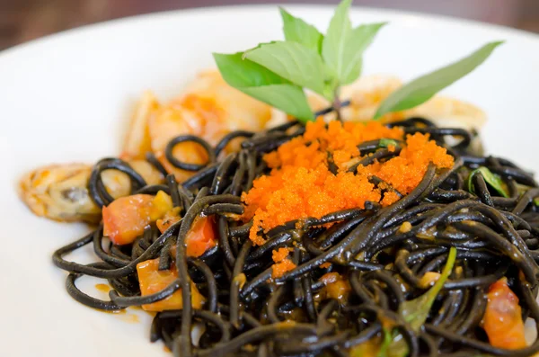 Чёрные спагетти — стоковое фото