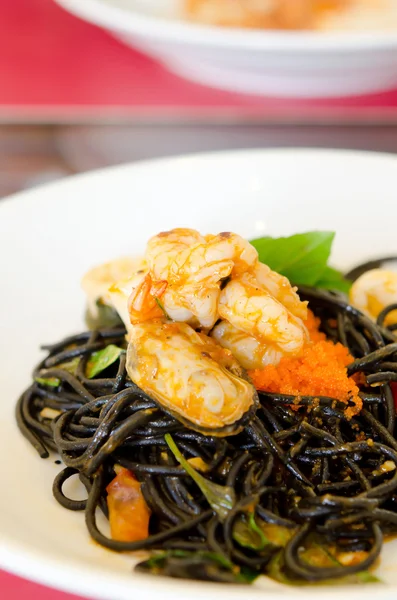 Морепродукты и черные спагетти — стоковое фото