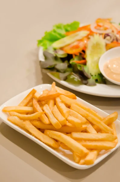 Franse frietjes en salade — Stockfoto