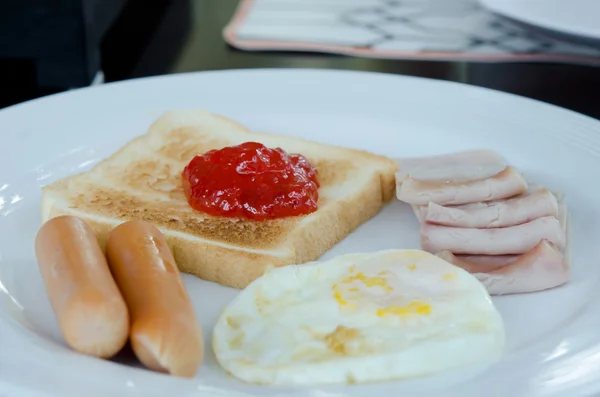 Essen auf weißem Teller — Stockfoto