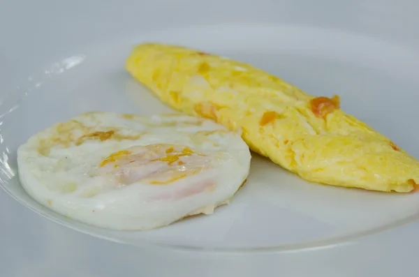 Omelet en gebakken eieren — Stockfoto